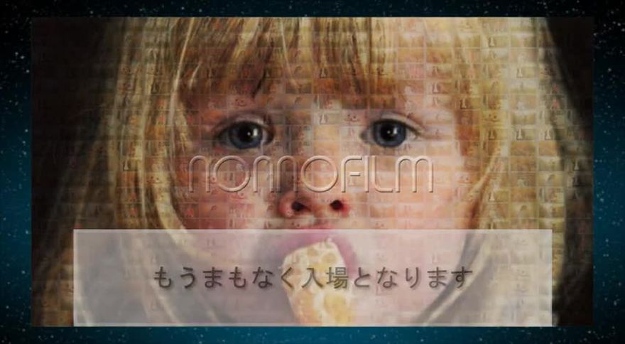 空間の中央に大きくタイトルロゴと名前が表示され、静止するシーン
