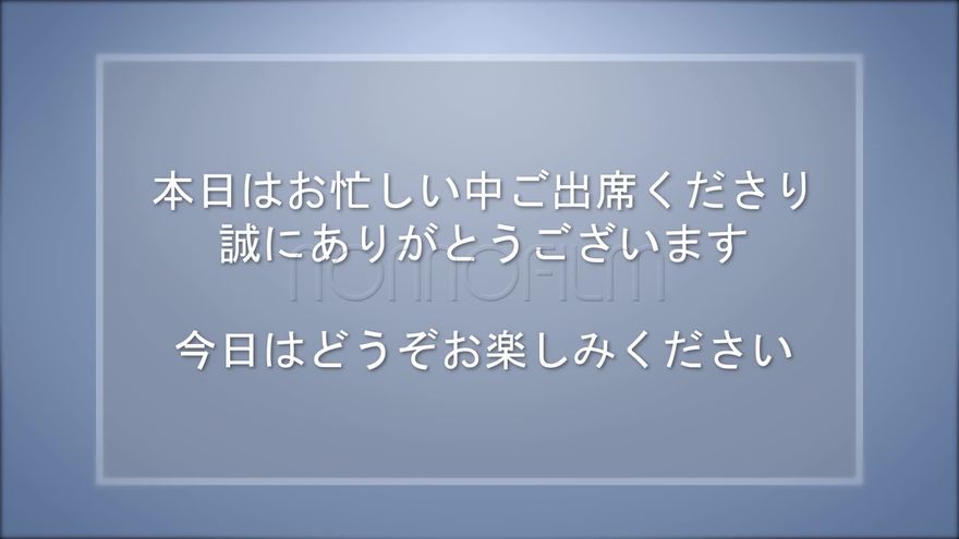 ライトブルーの背景に、チャットアプリのトーク画面と最初の吹き出しが現れるシーン