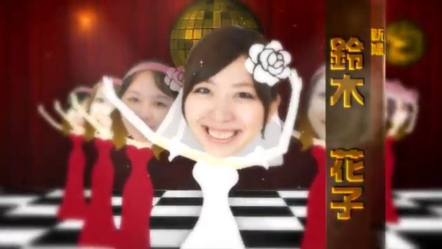 新郎と新婦の顔写真がはめ込まれたコミカルなアバターが、画面中央で楽しそうに踊るシーン