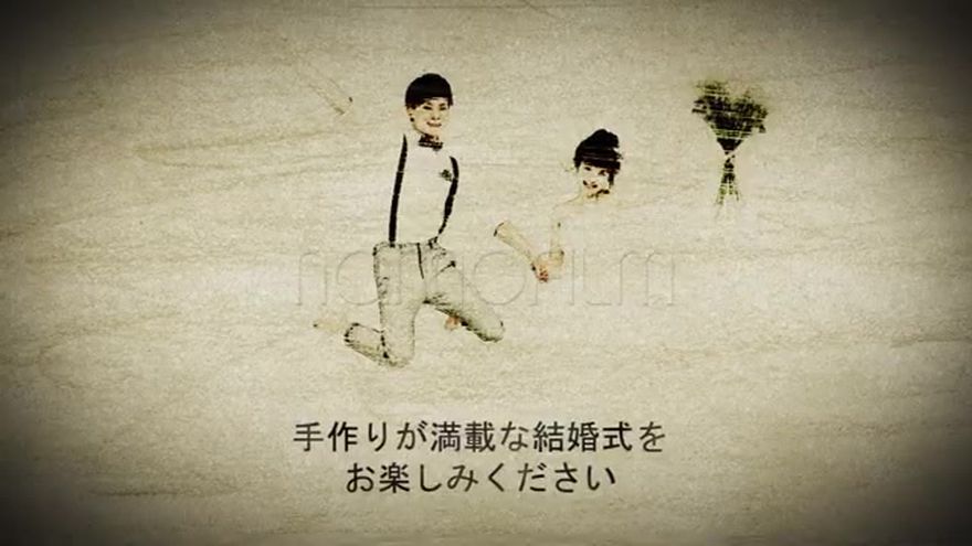 お二人の写真が鉛筆画のデッサンのように描かれ、徐々に実写へと変化していくシーン