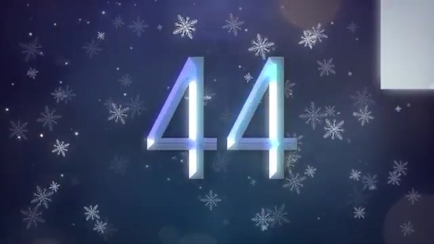 「44」という大きな数字がカウントダウンとして雪景色の中に表示されるシーン