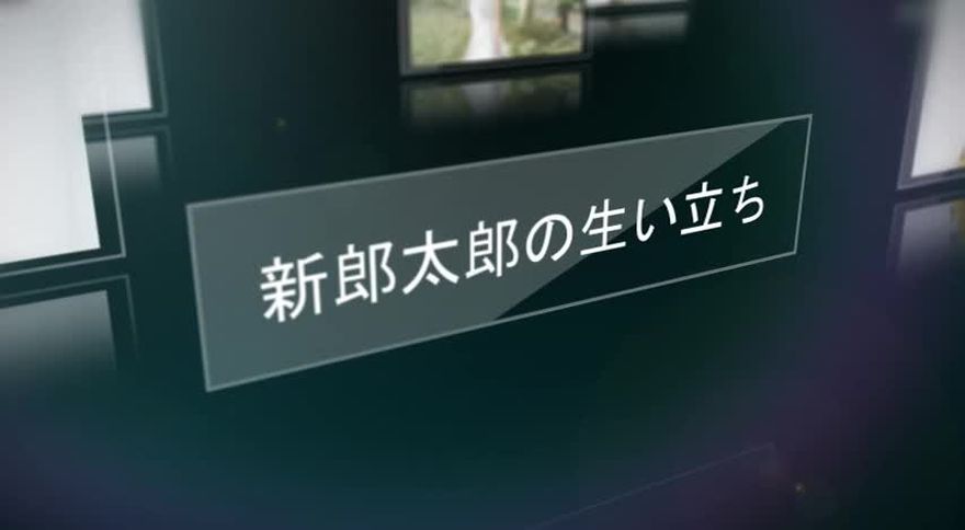 暗い鏡面空間に反射するガラス調のタイトルパネル