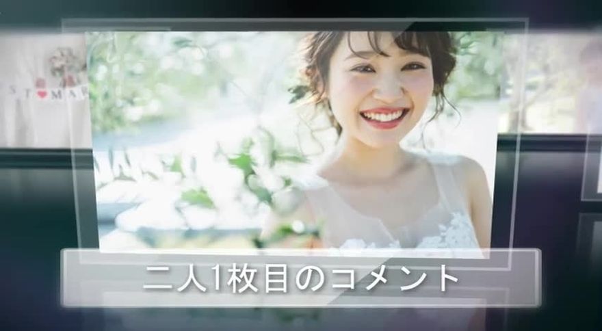 ガラス枠の中に写真を大きく表示しコメント帯を添えたレイアウト