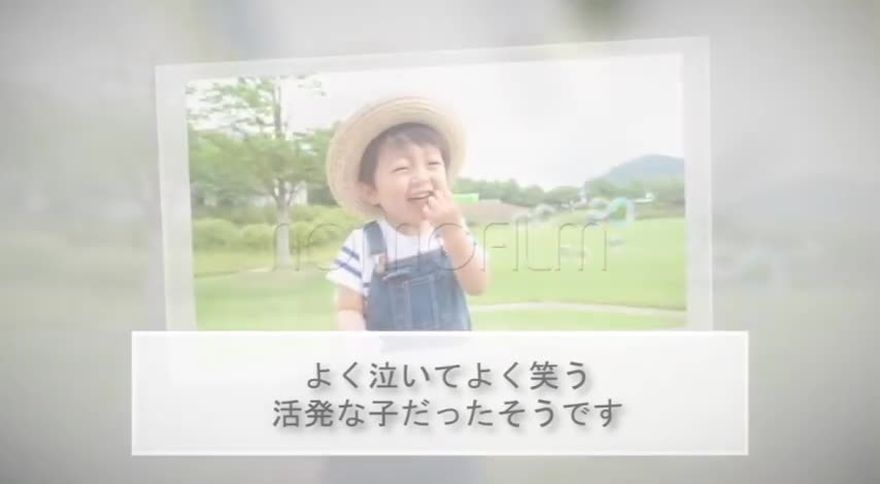明るい背景にポラロイド風の白い枠で幼少期の写真を表示し、コメントを添えたシーン