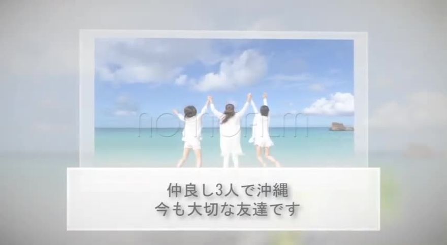 海辺で友人とジャンプしている青空の写真を白い枠で大きく表示したシーン