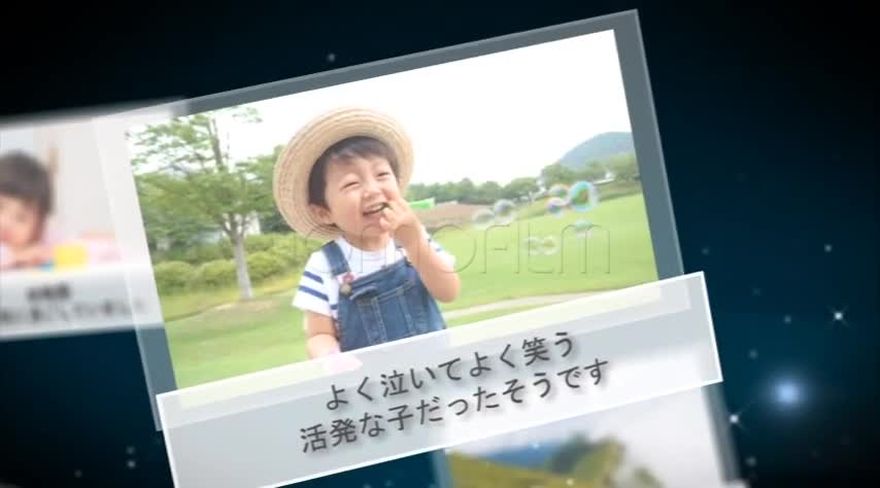 星屑が舞う紺色の宇宙のような空間に写真パネルが浮かぶシーン