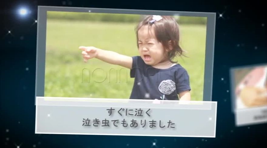 暗い宇宙空間でガラスパネルに写真を表示しコメント帯を添えたシーン