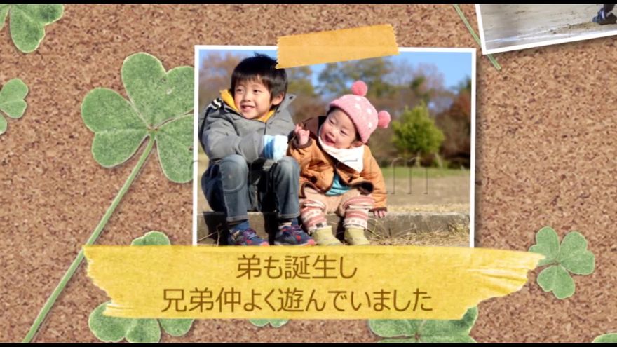 コルクボードの背景にマスキングテープで留めたポラロイド写真と四つ葉のクローバー黄色い帯のコメントを配したシーン