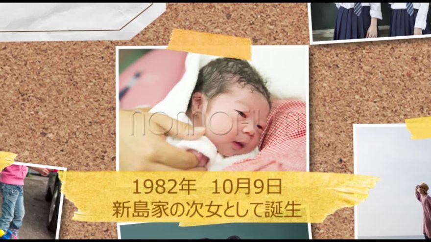 コルクボードに赤ちゃんの写真をテープで留め周囲に複数の写真を散りばめ黄色い帯で日付を添えたシーン