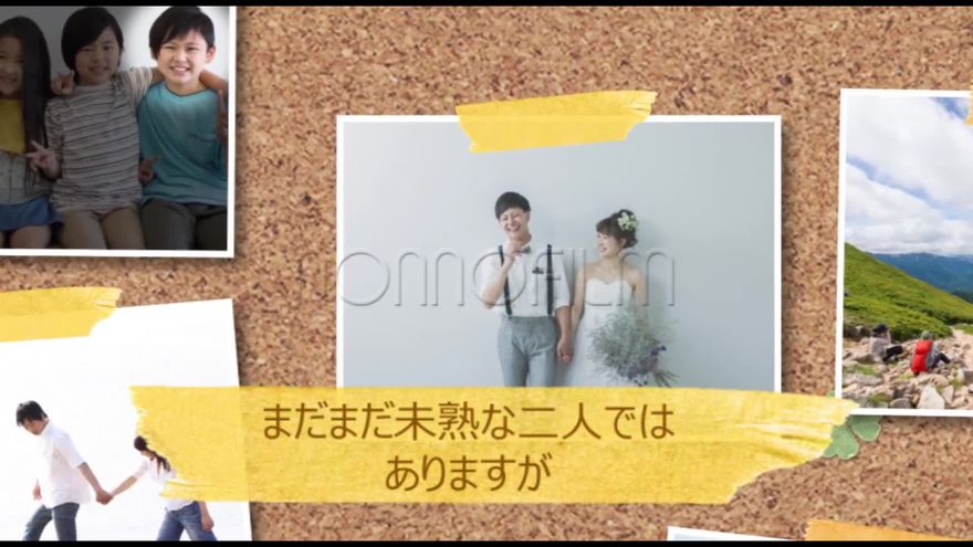 コルクボードに二人の写真を中央のポラロイドで見せ周囲に複数の写真を散りばめ黄色い帯のコメントを添えたシーン