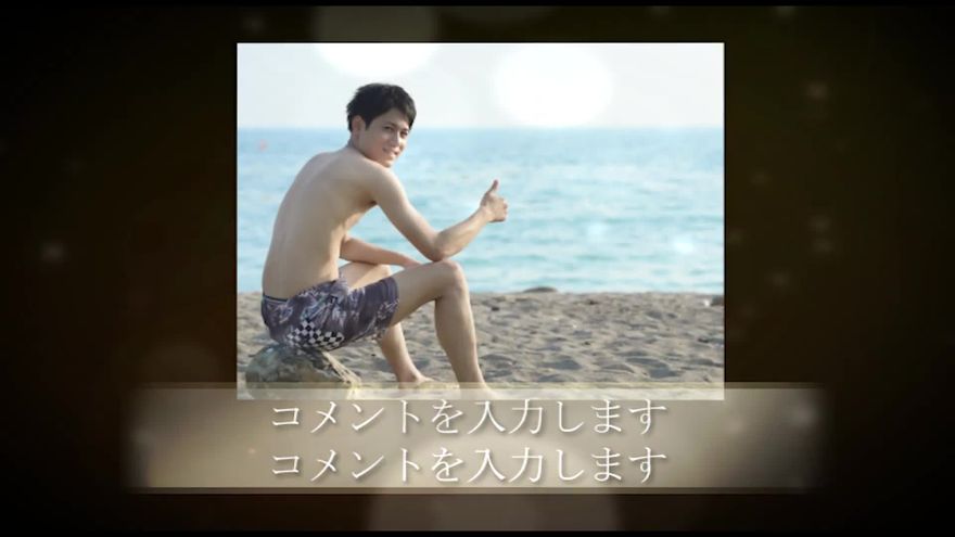 アンバーの光のボケが舞う背景に海辺の写真カードを浮かべ下部に白い文字のコメントを添えたシーン