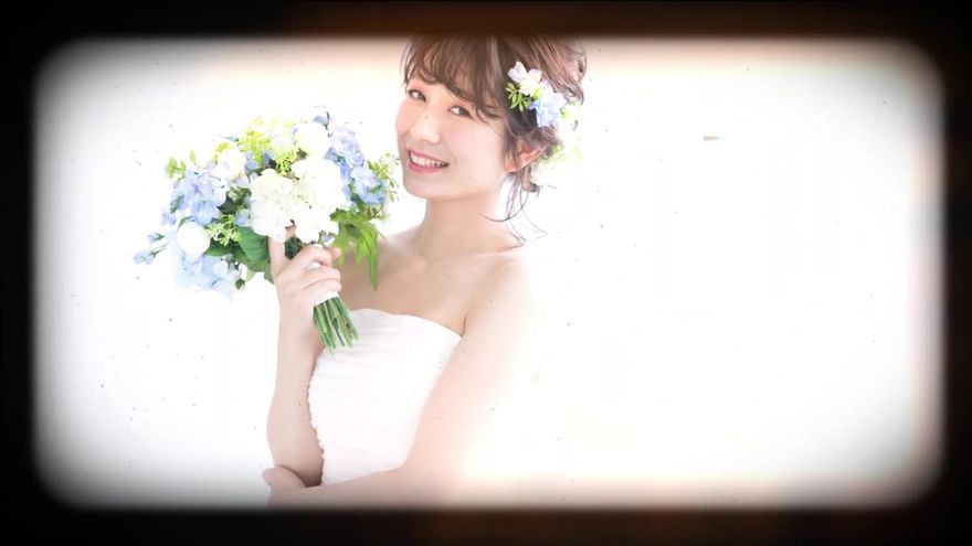 強い光のにじみで白く飛んだ背景の中にブーケを持つ花嫁の写真を浮かべたレトロなフィルム風のシーン