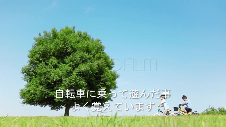 シンプルな背景に文字と新郎の幼少期写真が表示されるシーン