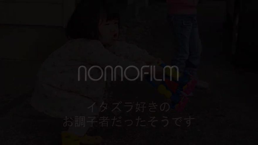 新婦の子供の頃の写真が余白を活かして配置されるシーン