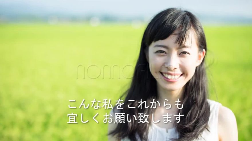 お二人のツーショット写真が画面いっぱいに広がるシーン