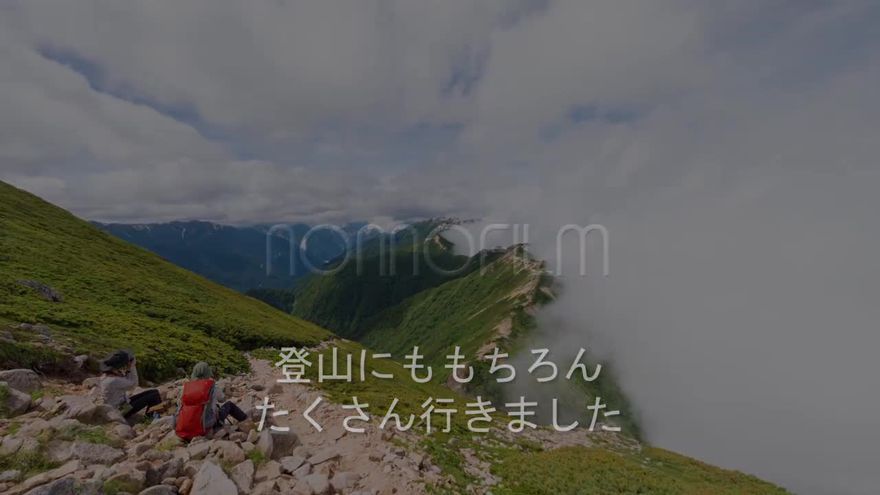 前撮りでのウェディングドレス姿の写真が映し出されるシーン
