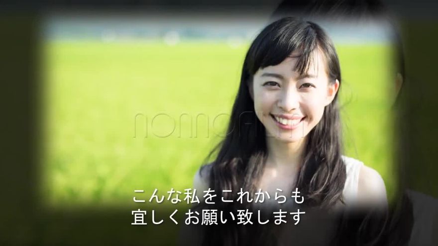 黒い背景に白いグローの縁取りで緑の田園を背に笑顔の女性のアップの写真を映し下に白い字幕を添えたシーン
