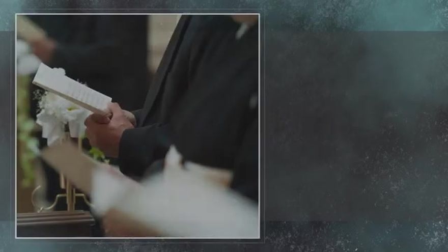 画面左側に細い白枠で囲まれた写真、右側にスクロールする名前が配置されたシーン