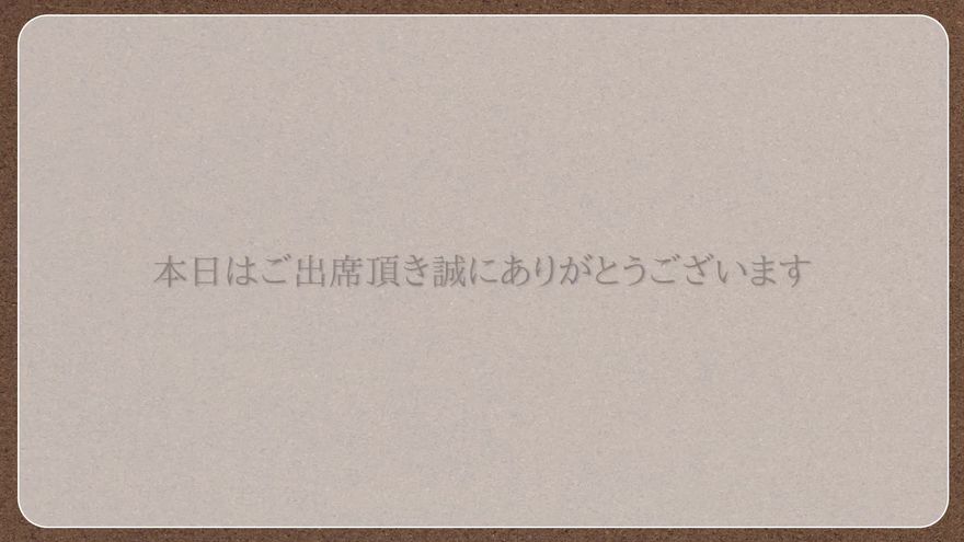 コルクボード上の複数写真