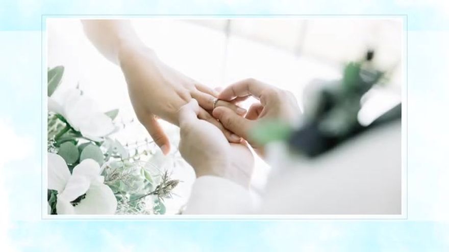 爽やかな背景で新婦を紹介するシーン