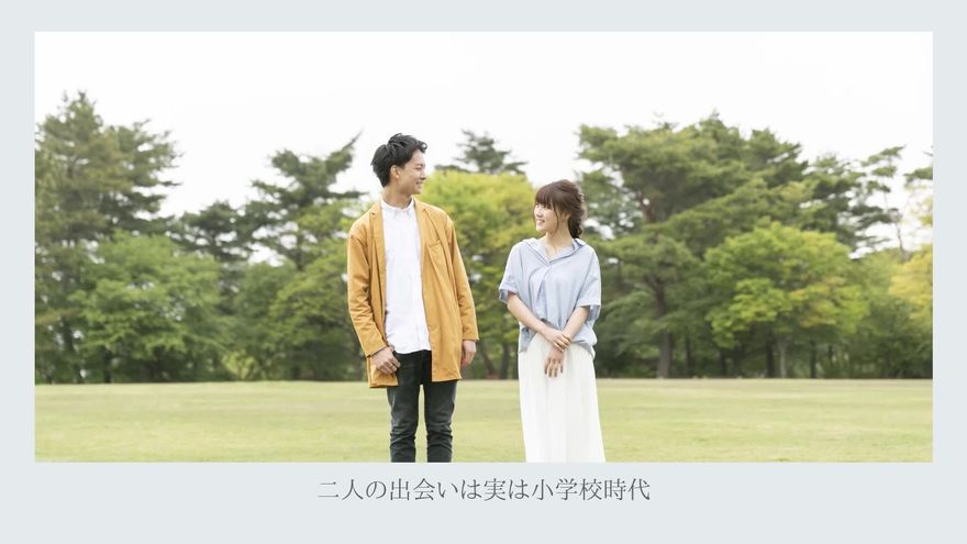 新郎の胸元に新婦がブートニアを付けている手元の写真が表示されるシーン
