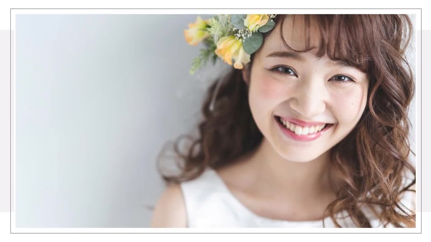 花束を持った手の写真（顔は写っていない）が表示されるシーン