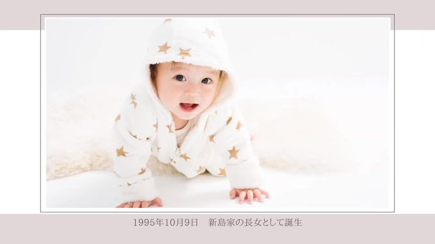 画面中央に白い縁取りの大きな写真が配置され、その下にテキストが添えられたシーン