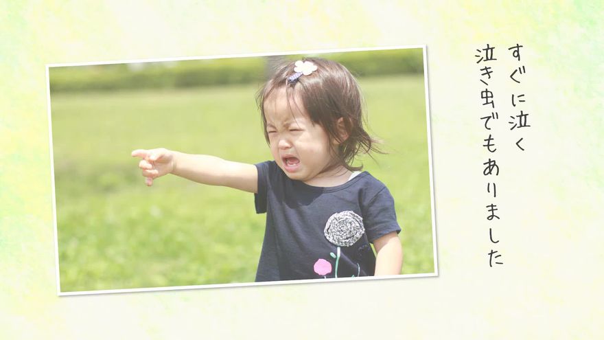 泣いている可愛らしい女の子(新婦の幼少期)の写真と、ユーモアのあるコメントが並んだシーン