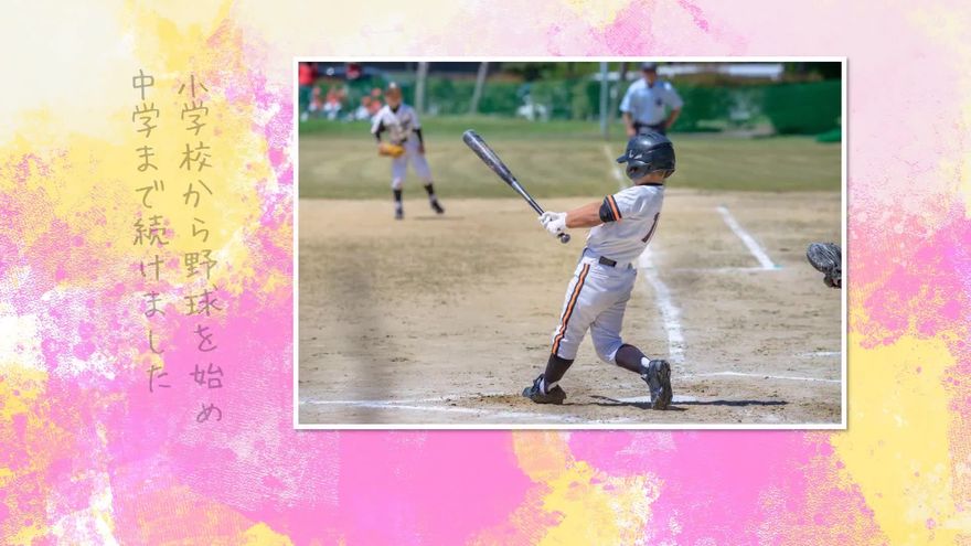 ビビッドなピンクとイエローの背景に、新郎が少年野球をしている写真とエピソードが添えられた画面